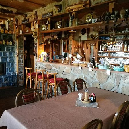 Restaurant Pension-Anton ヤーヒモフ エクステリア 写真
