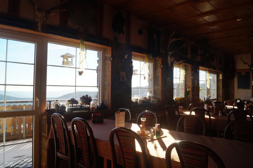 Restaurant Pension-Anton ヤーヒモフ エクステリア 写真