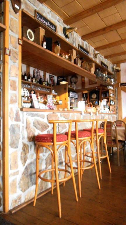 Restaurant Pension-Anton ヤーヒモフ エクステリア 写真