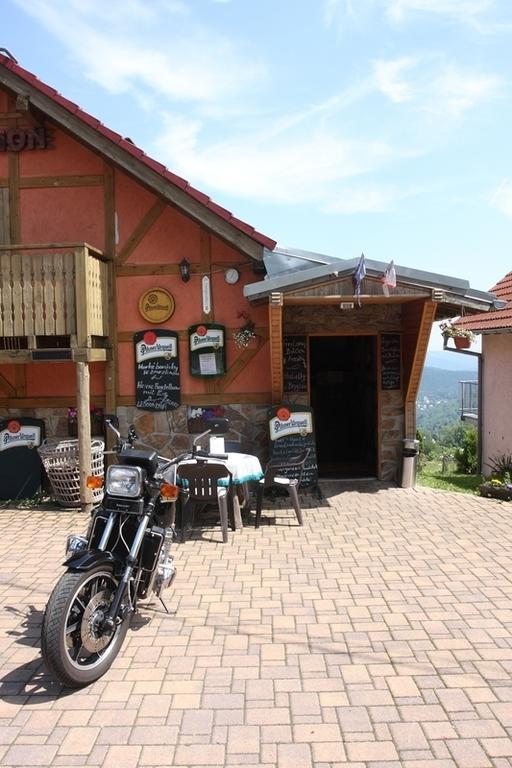 Restaurant Pension-Anton ヤーヒモフ エクステリア 写真
