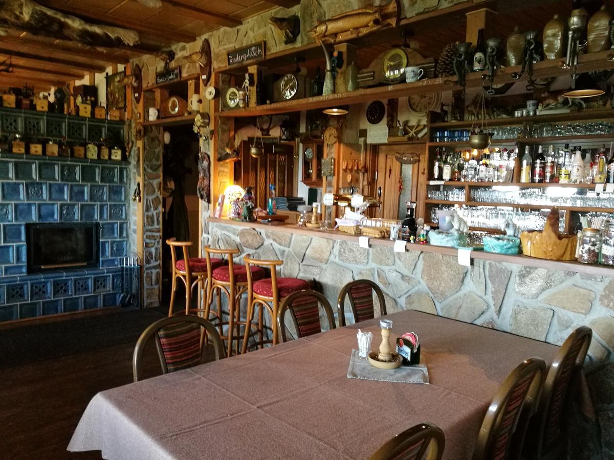 Restaurant Pension-Anton ヤーヒモフ エクステリア 写真