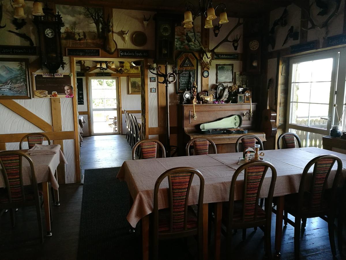 Restaurant Pension-Anton ヤーヒモフ エクステリア 写真
